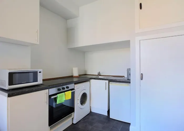 Cosy & Broughton 2br Near Centre شقة