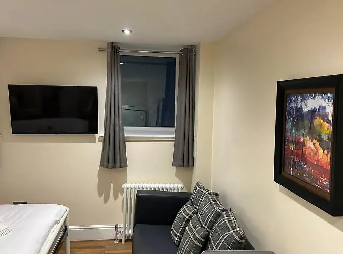 Modern Double With Sofa * إدنبرة