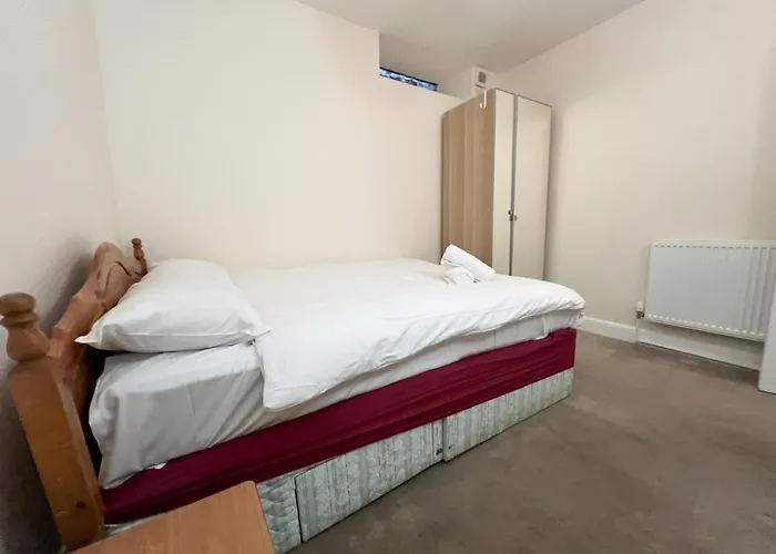 Convenient 2br Basement Flat In Leith