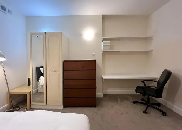 Convenient 2br Basement Flat In Leith