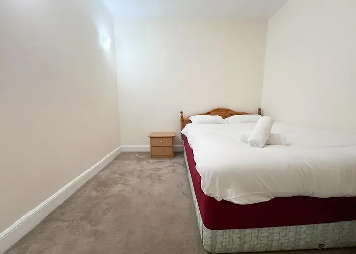 Convenient 2br Basement Flat In Leith شقة *