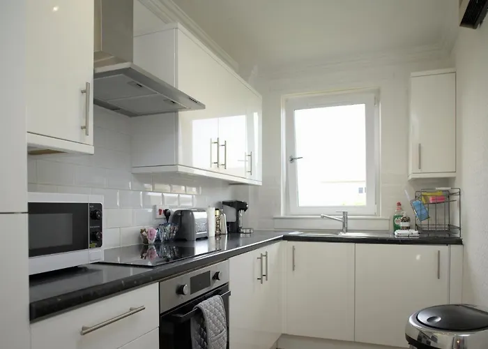 Modern 2-bed Haven, Free Parking 아파트