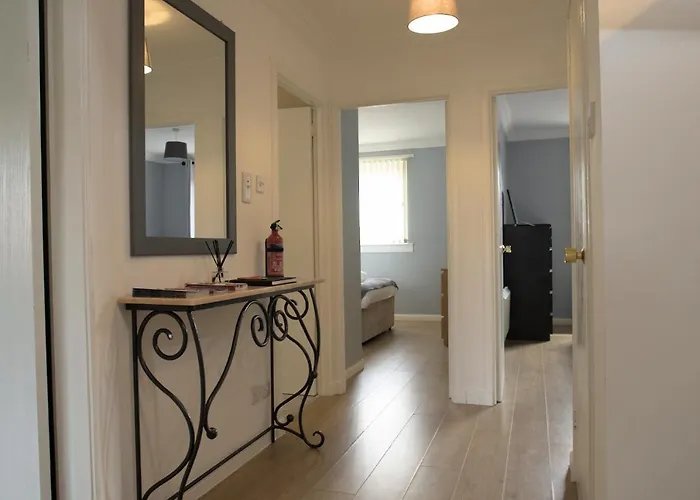 Modern 2-bed Haven, Free Parking 에든버러