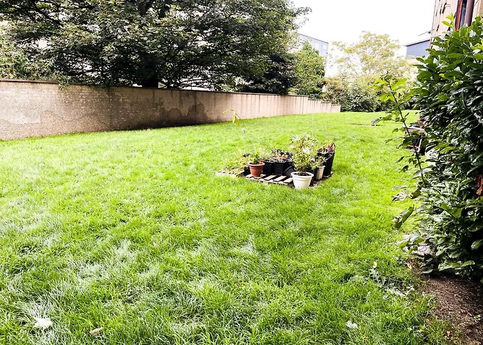 Spacious, And Newly Decorated Daire Edinburgh