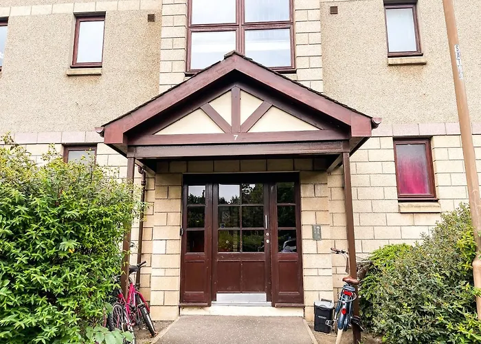 Spacious, And Newly Decorated * Edinburgh