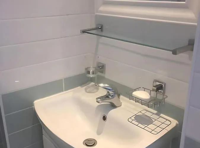 Edina Place -lovely Central One Bedroom *