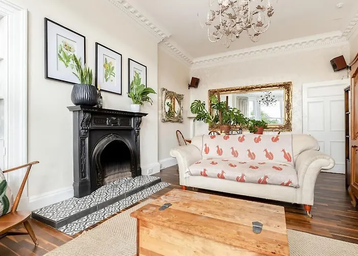 Stylish Victorian Apartment's Close To The Botanical Gardens, Free Parking!