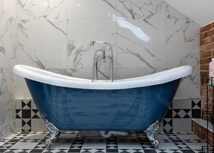 89 The Merchants- Chic By The House Of Danu