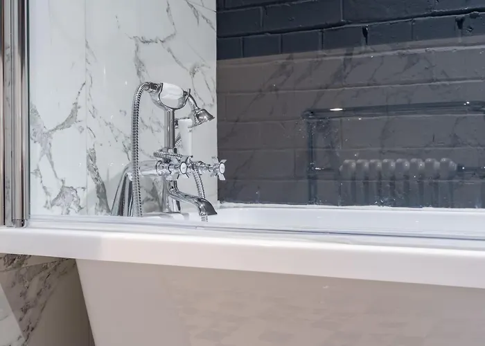 89 The Merchants- Chic By The House Of Danu