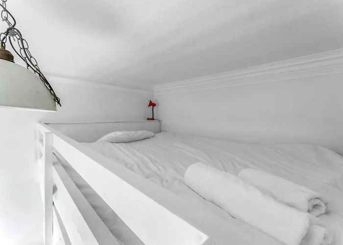 Bright And Spacious Flat Overlooking The Meadows