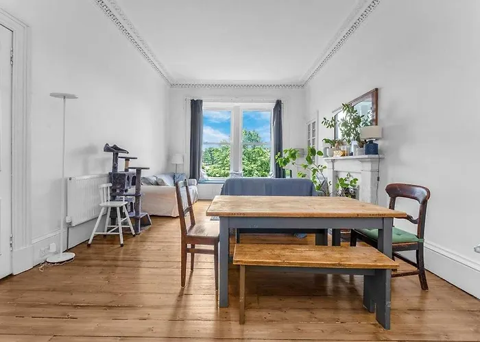 דירה Bright And Spacious Flat Overlooking The Meadows *