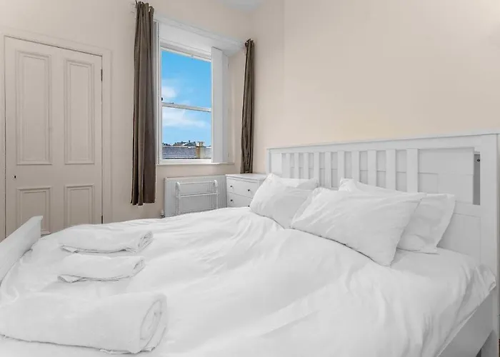 Bright And Spacious Flat Overlooking The Meadows דירה *