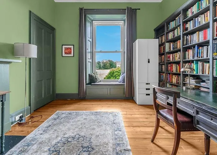 Bright And Spacious Flat Overlooking The Meadows דירה אדינבורו