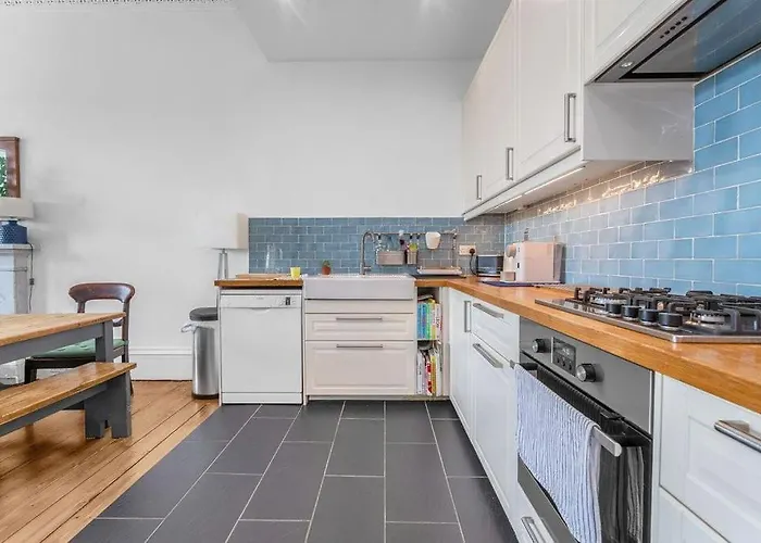 Bright And Spacious Flat Overlooking The Meadows דירה