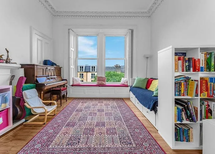 Bright And Spacious Flat Overlooking The Meadows דירה