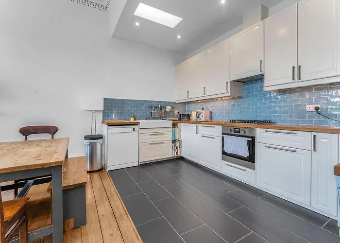 Bright And Spacious Flat Overlooking The Meadows אדינבורו