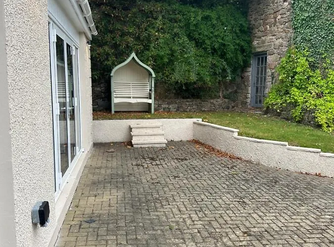 Cameron Coach House Modern In Murrayfield *