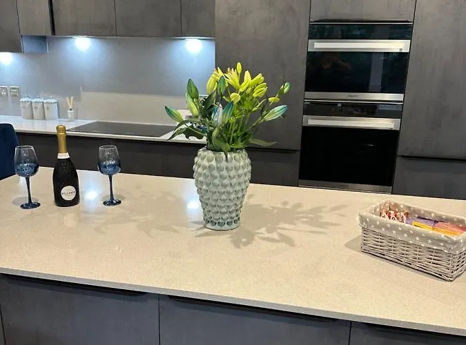 Cameron Coach House Modern In Murrayfield Casa vacanze *