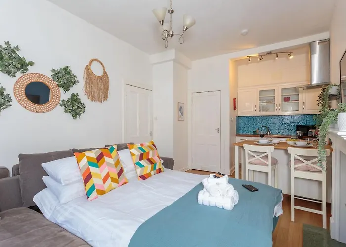 Warm 1bed Flat Leith Walk * אדינבורו