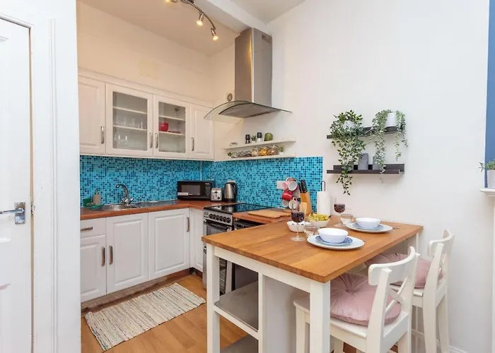 Warm 1bed Flat Leith Walk *