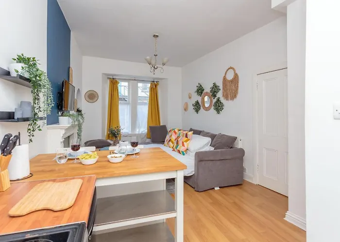 Warm 1bed Flat Leith Walk *