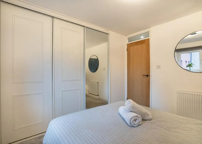 Modern 2bed Apartment-free Parking דירה אדינבורו