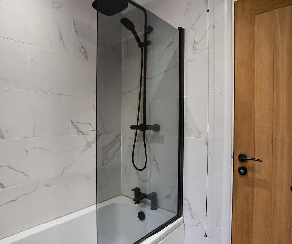 Modern 2bed Apartment-free Parking *