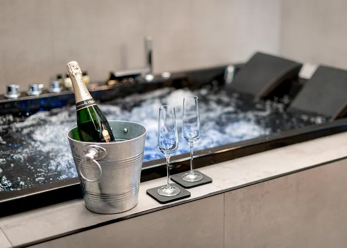 Sovo - Luxury Romantic Westend With Jacuzzi Bath Apartment *