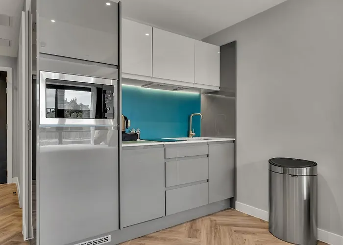 Roomzzz Aparthotel 4*