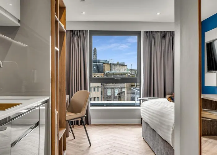 Roomzzz Aparthotel 4*