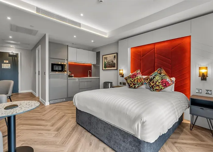 Roomzzz Aparthotel 4*