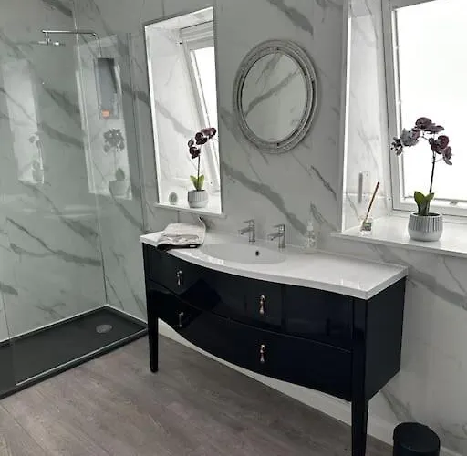 Cameron Coach House Modern In Murrayfield