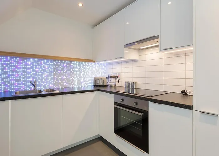 Lägenhet - - With Balcony And Free, Secure Garage Parking *