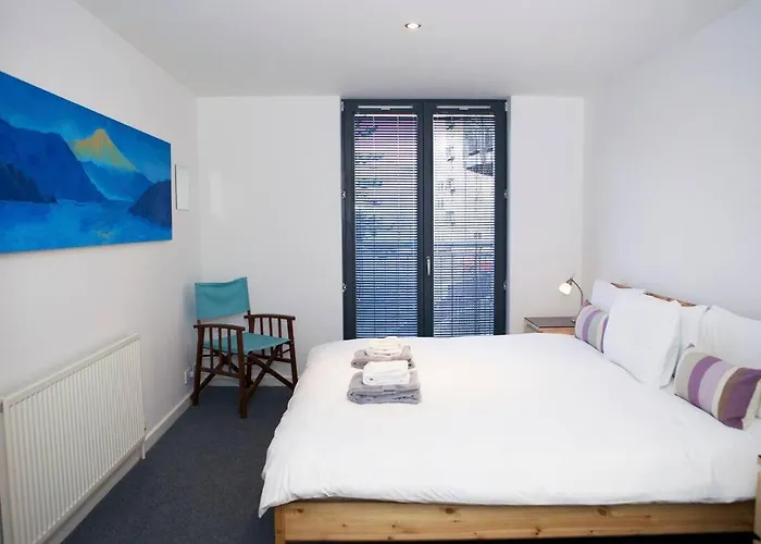 Joivy Inviting Flat With Parking In Canonmills *