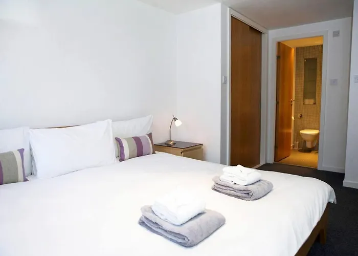 Joivy Inviting Flat With Parking In Canonmills *