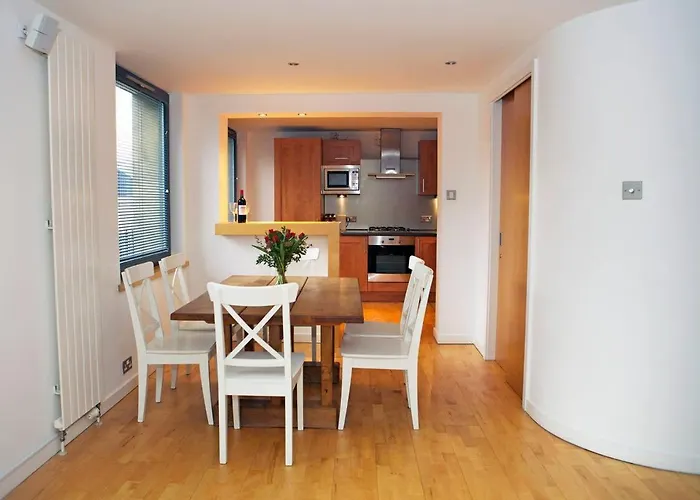 Joivy Inviting Flat With Parking In Canonmills *