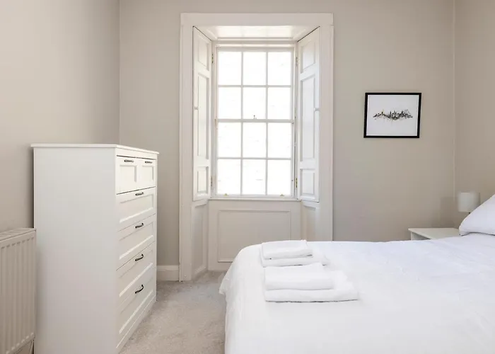Lägenhet Elegant 2-bedroom In Centre Edinburg
