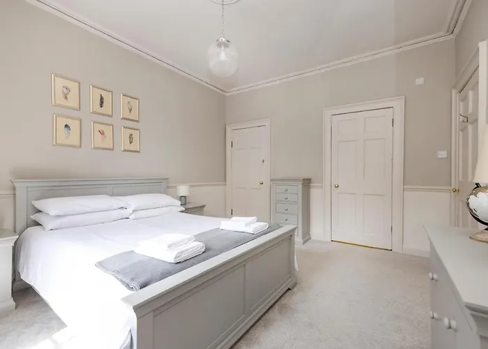 Elegant 2-bedroom In Centre Edinburgh