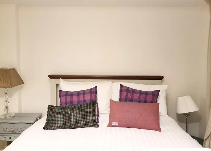 2-bedroom With Parking - Ground Floor אדינבורו