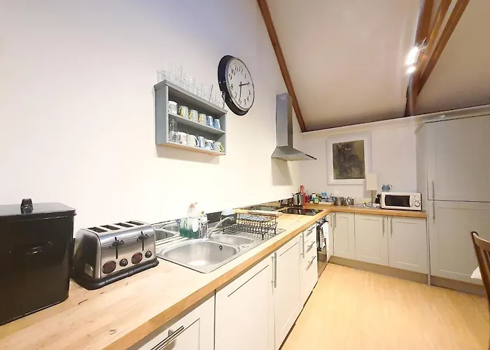 2-bedroom With Parking - Ground Floor אדינבורו