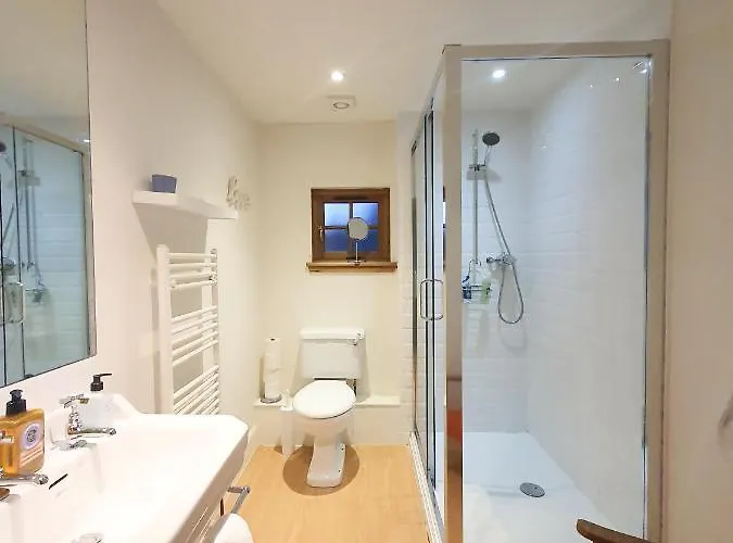 2-bedroom With Parking - Ground Floor אדינבורו