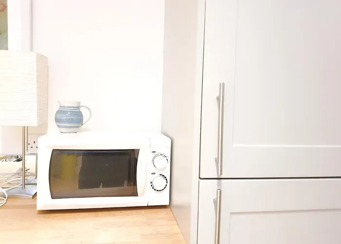 2-bedroom With Parking - Ground Floor אדינבורו