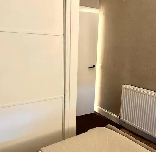 דירה Large 2 Bedroom, Ground Floor Flat, Close To *