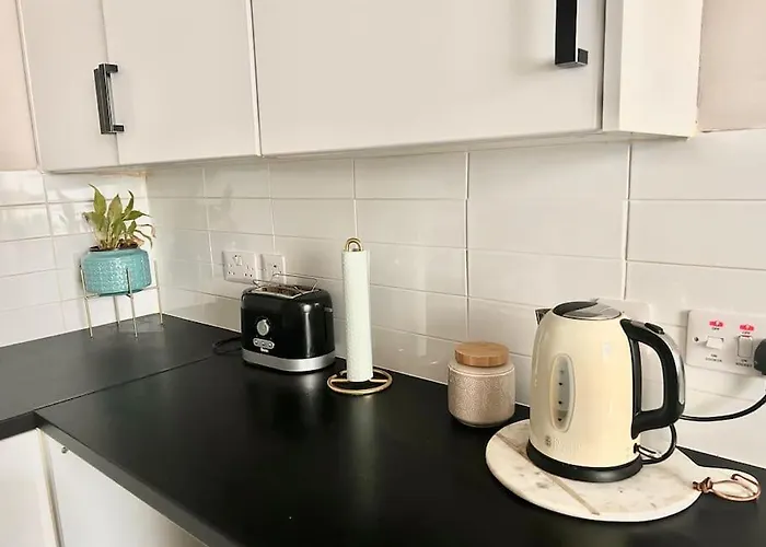 Large 2 Bedroom, Ground Floor Flat, Close To דירה