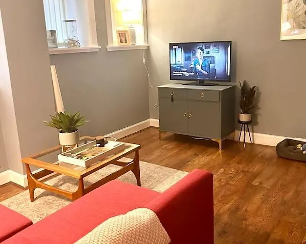 Large 2 Bedroom, Ground Floor Flat, Close To אדינבורו