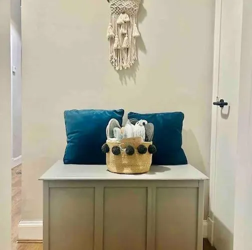 דירה Large 2 Bedroom, Ground Floor Flat, Close To