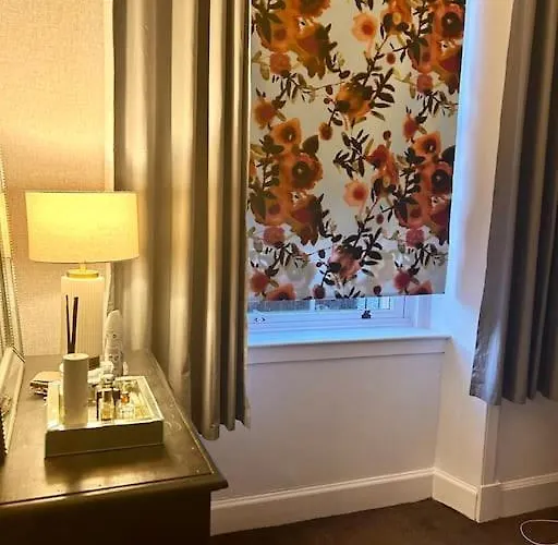 Large 2 Bedroom, Ground Floor Flat, Close To דירה