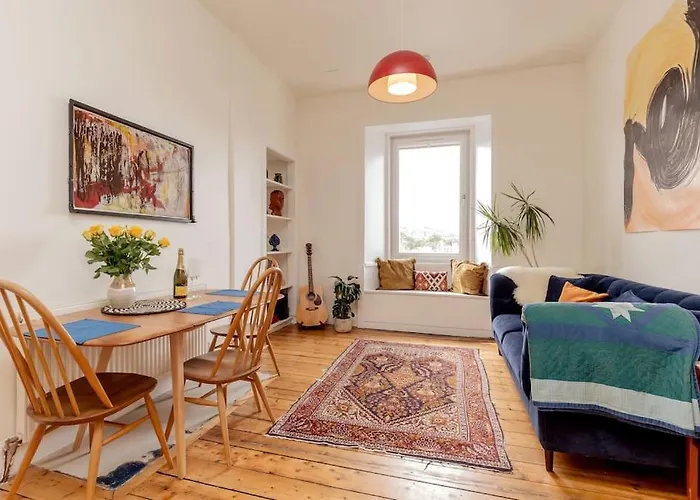 Castle Views! Stylish 2bd Flat, Sleeps 4 *