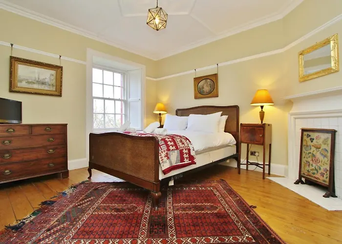 Elegant 3-bedroom Ramsay Garden In Centre *