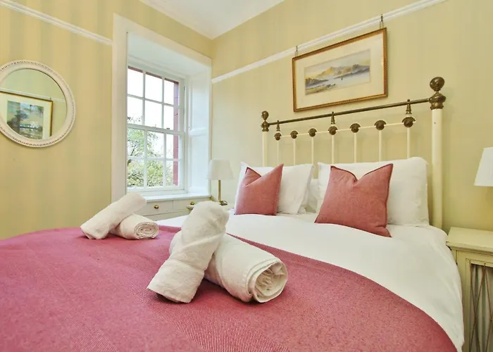 Elegant 3-bedroom Ramsay Garden In Centre Edinburgh